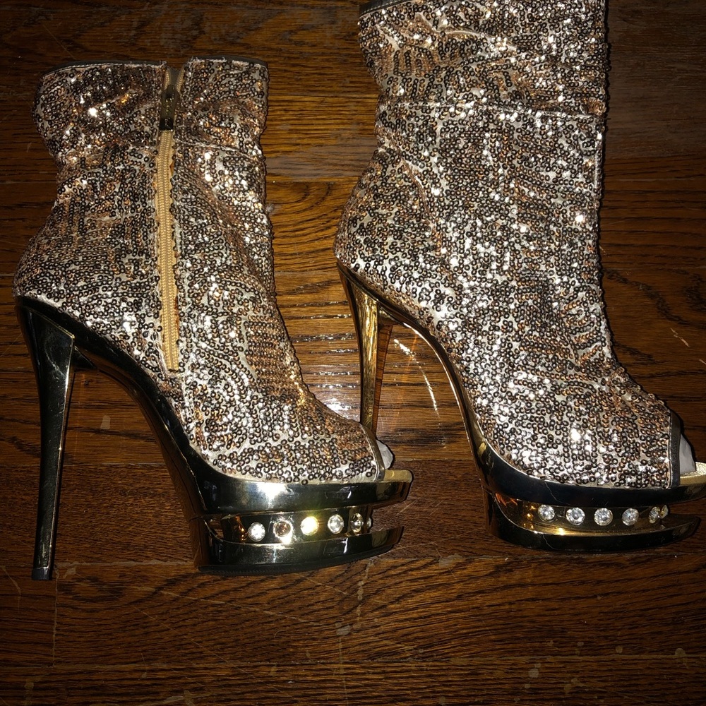 NWOT Open toe gold booties